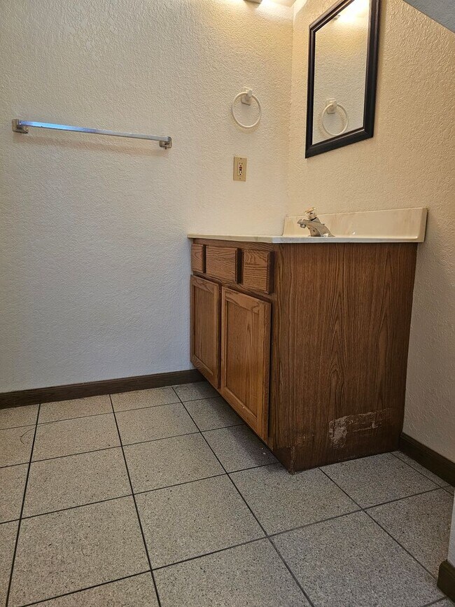 Building Photo - Three Bedroom Two Bath Townhouse