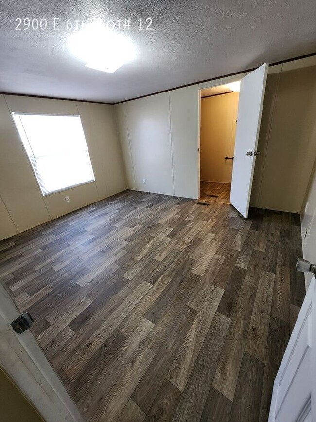 Building Photo - 2900 E 6th Ave