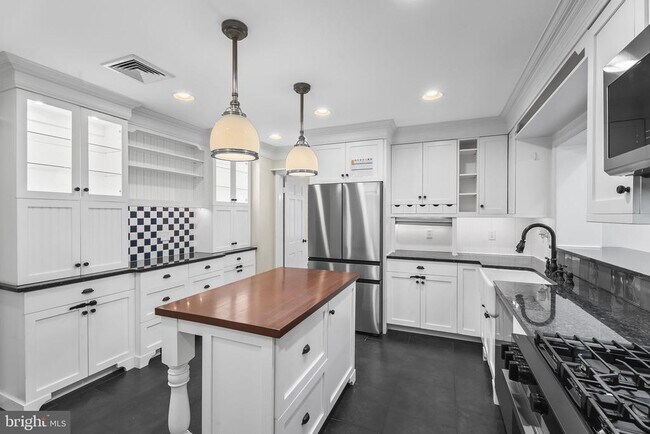 Building Photo - 9102 Volunteer Dr