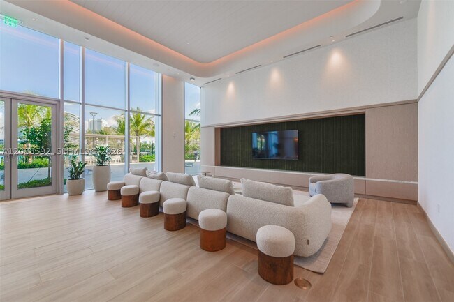 Building Photo - 2411 Laguna Cir