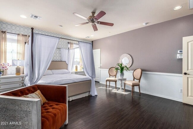 Building Photo - GORGEOUS home in THE KNOLLS at Power Ranch!