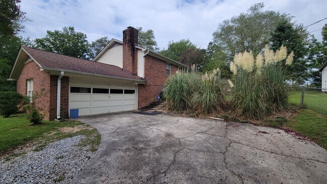 Building Photo - AVAILABLE NOW, $500 OFF FIRST FULL MONTH O...