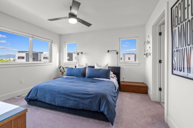 Building Photo - Modern Luxury in this end unit Blondie Condo