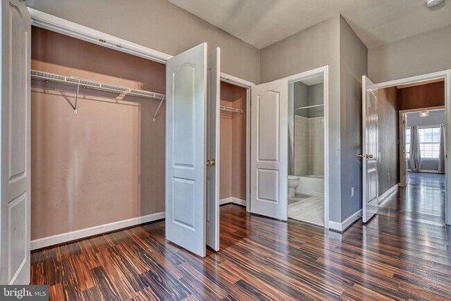 Building Photo - 3275 Amazon Ln