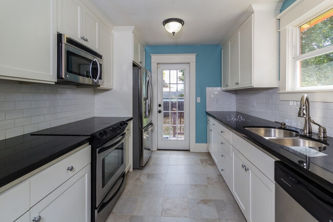 Building Photo - Updated and Fresh 3  Bedroom 2 Bath in Des...