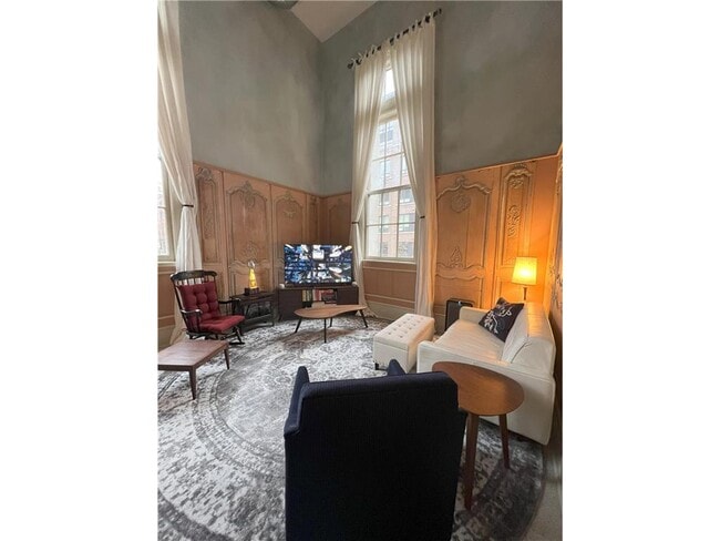 Building Photo - 214 4th St E