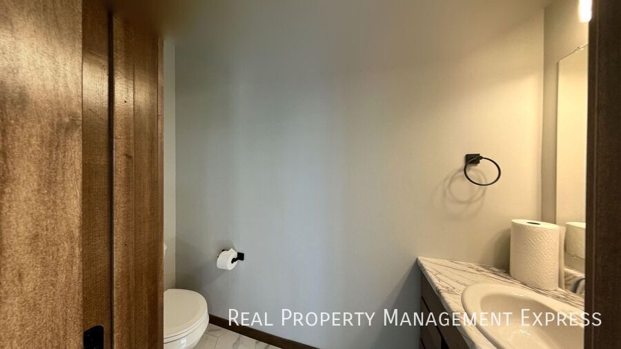 Building Photo - Stunning 3-Bedroom 2.5-Bathroom Townhome