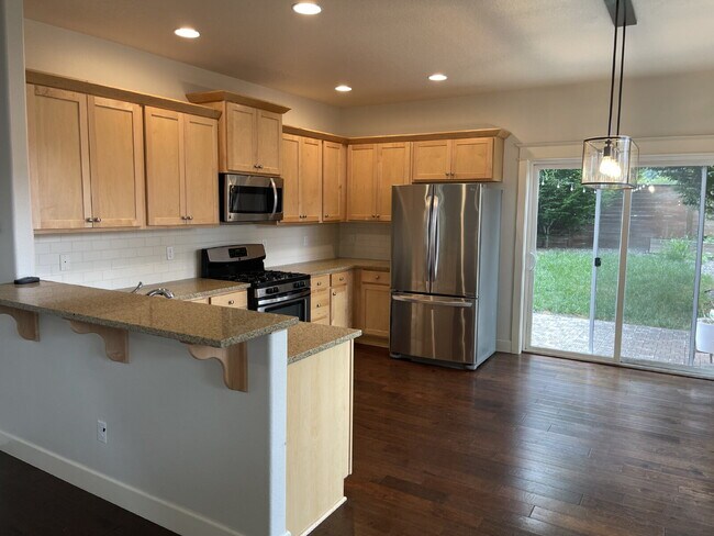 Building Photo - 3 Bedroom / 2.5 Bathroom Home with Attached Garage & Fenced Backyard