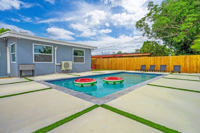 Building Photo - 17621 NE 7th Ave