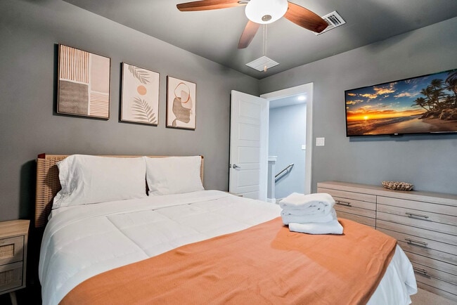 Building Photo - 2002 Rosewood Ave