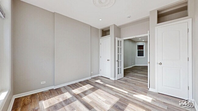 Building Photo - 115 S Paulina St