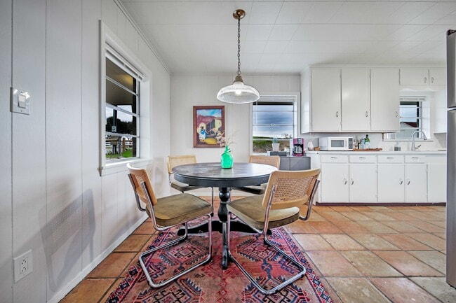 Building Photo - Meadow View Manor