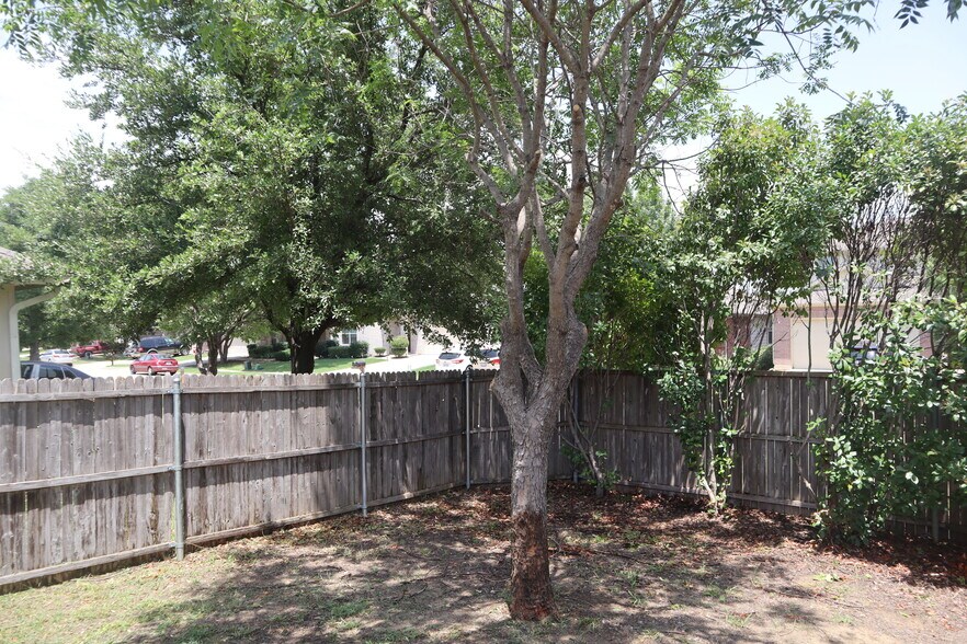 Building Photo - 1000 Warbler Ln