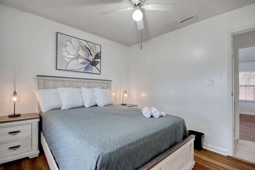 Building Photo - 104 Spanish Oak Dr