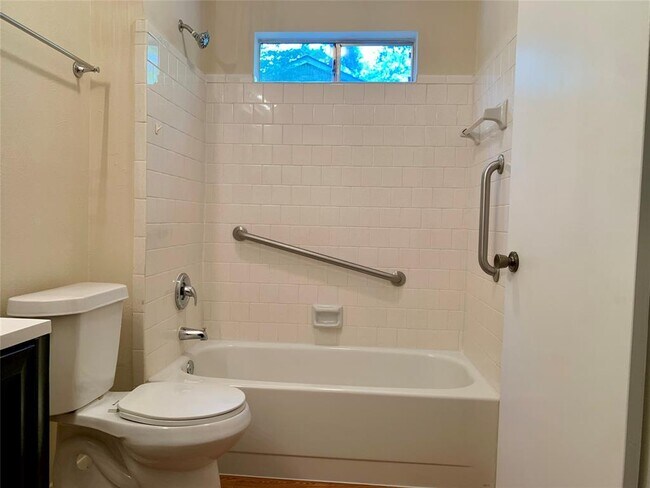 Building Photo - 22 N Wavy Oak Cir