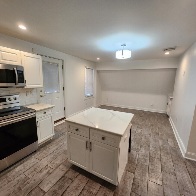 Building Photo - 609 Central Ave