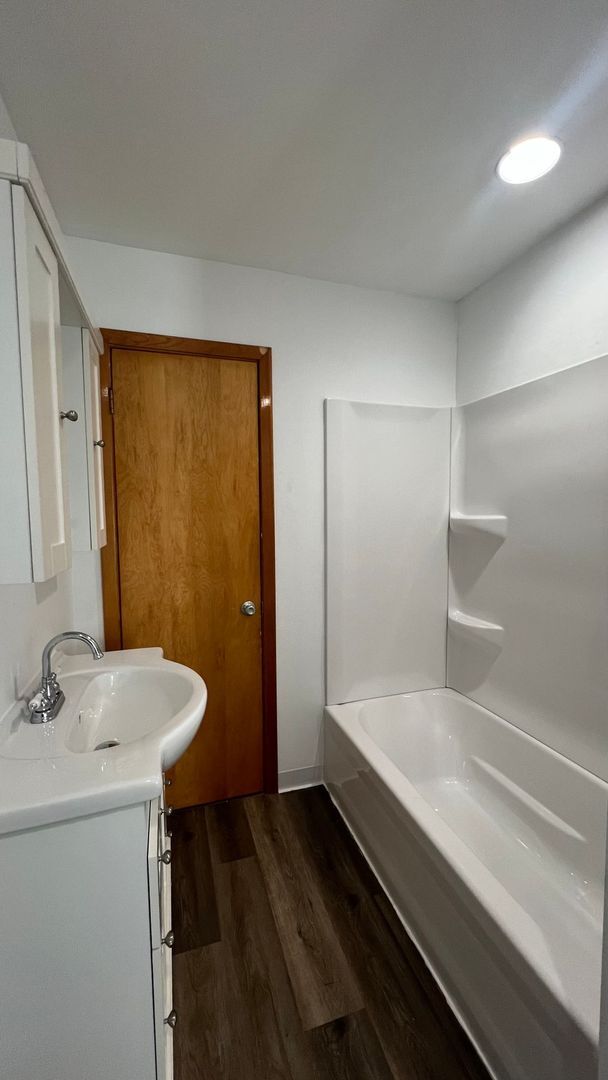 Building Photo - Lovely Spacious House in great location !!