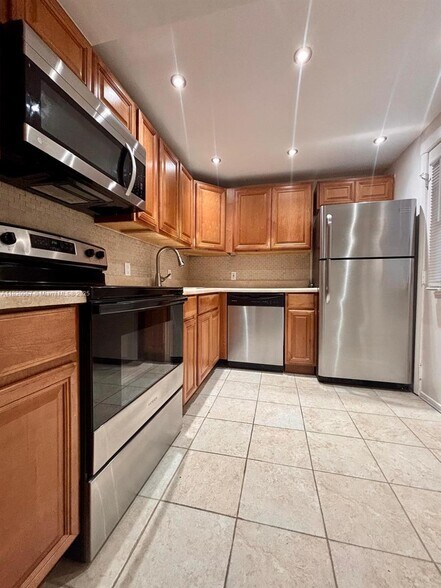 Building Photo - 3101 N Country Club Dr