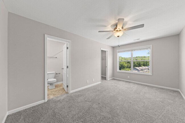 Building Photo - Gorgeous End Unit Townhome for Rent!!