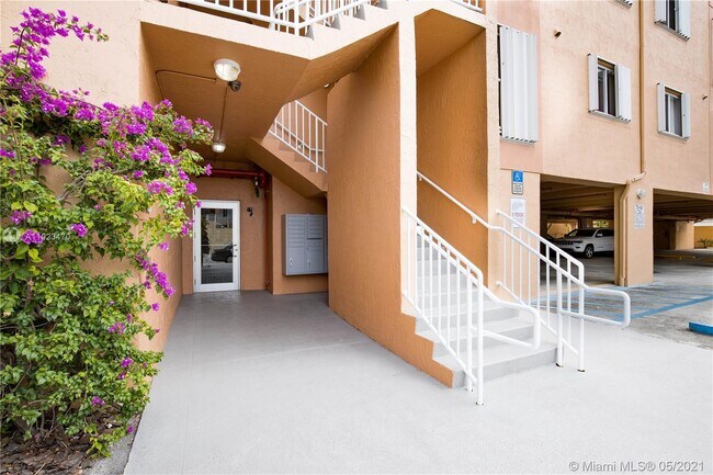 Building Photo - 717 SW 11th Ave