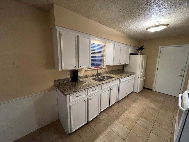 Building Photo - 2132 Sandy Ln