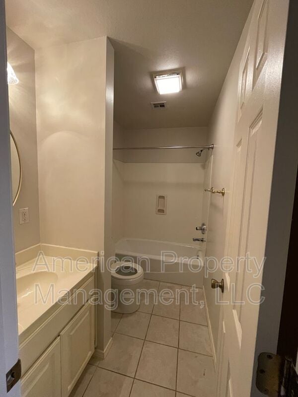 Building Photo - 5512 Columbia Ct