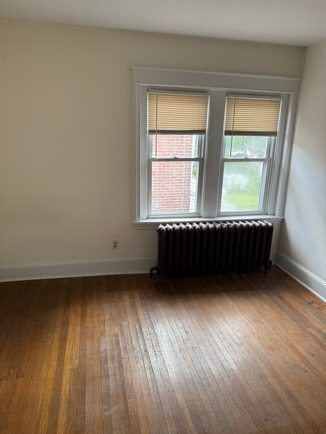 Building Photo - 605 E 19th St