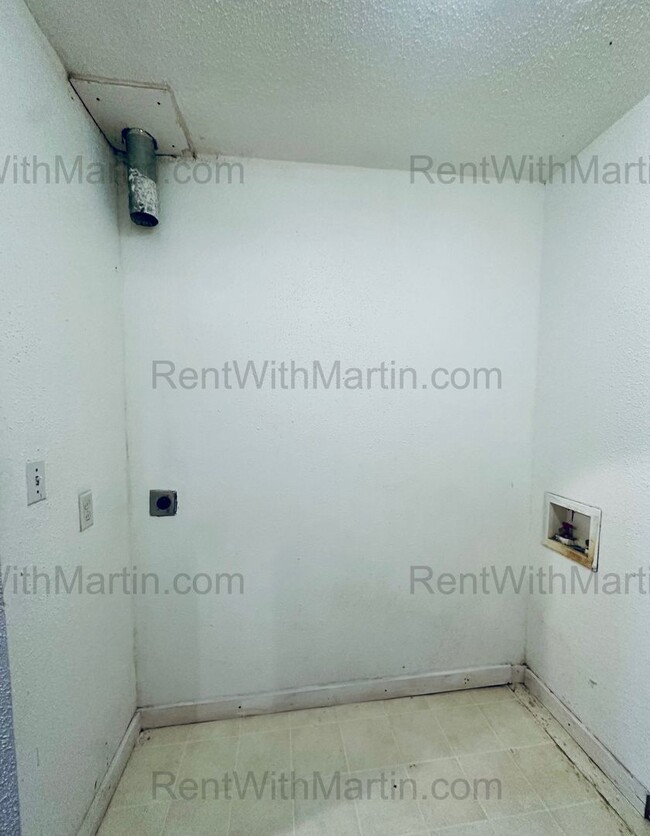 Building Photo - 820 W 2nd St