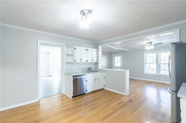 Building Photo - 4715 S Lee St