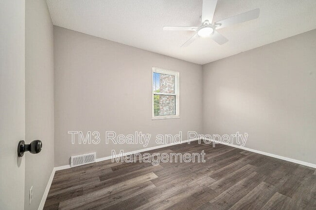 Building Photo - 3731 NE Colonial Dr