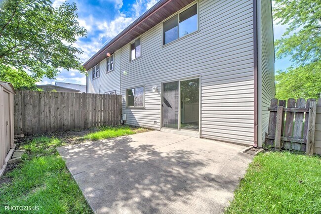 Building Photo - 1405 Merrimac Ln N