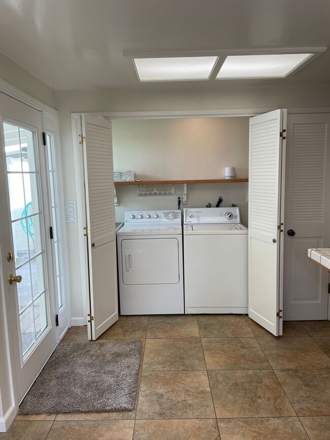 Building Photo - East Sacramento Single Family Home