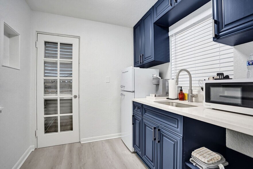 Building Photo - 101 Lucerne Ave