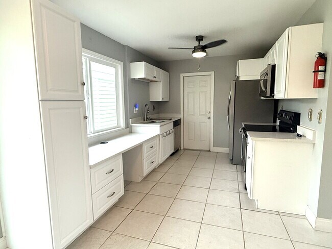 Building Photo - "Charming 2-Bedroom Oasis in South Gulf Cove with Modern Comforts!"