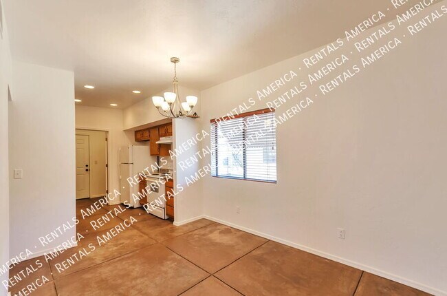 Building Photo - 1009 E Halcyon Rd