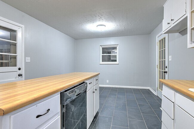 Building Photo - 680 Elk Dr