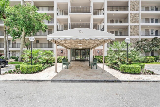 Building Photo - 3150 N Palm Aire Dr