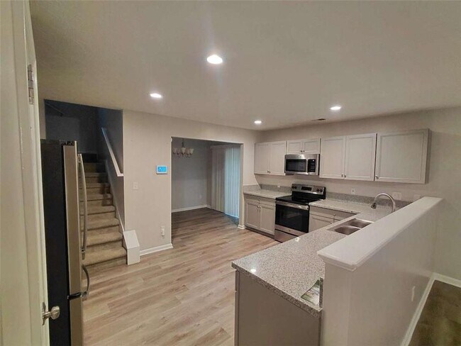 Building Photo - 5573 Rock Lake Dr