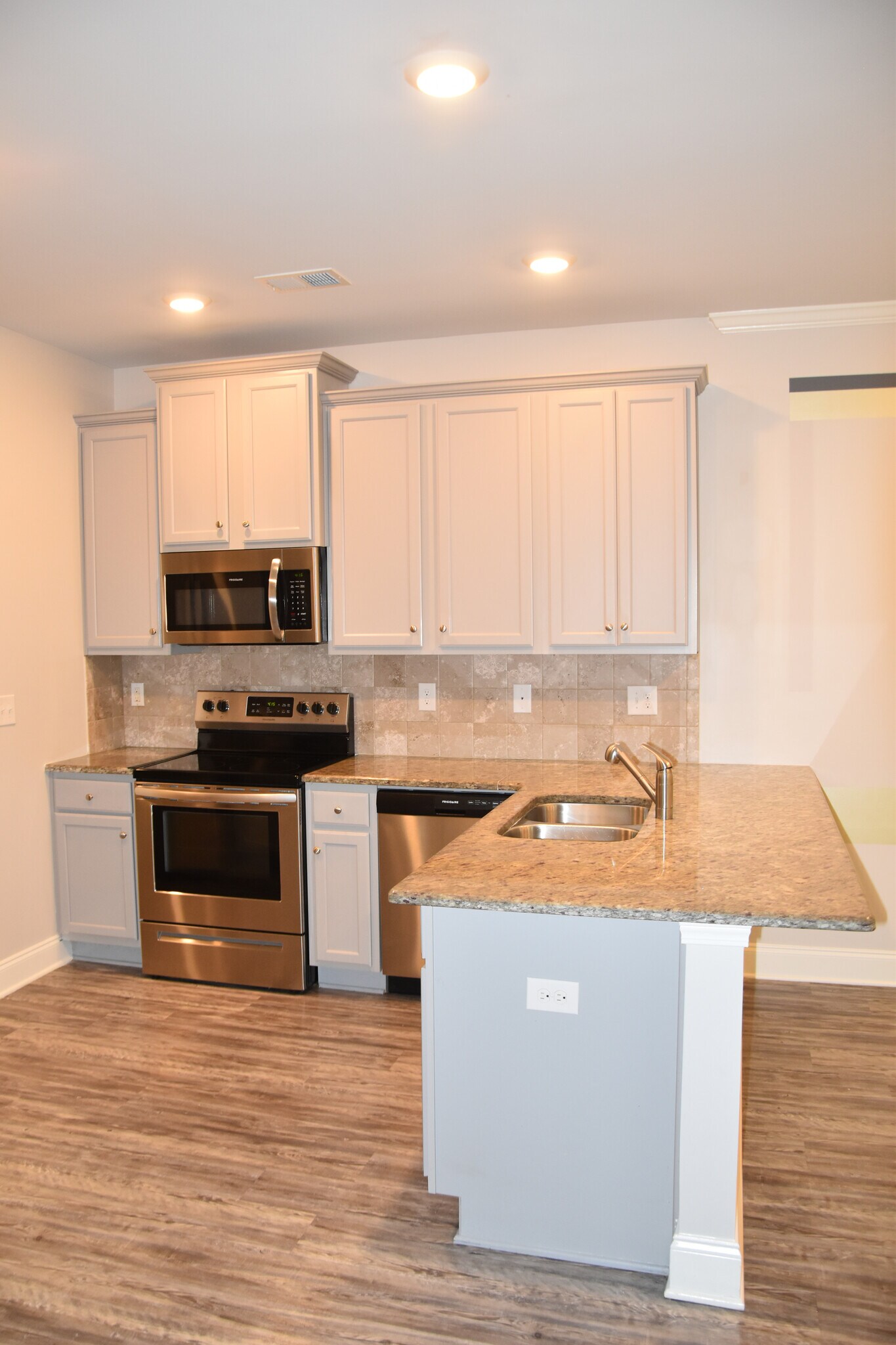 Building Photo - Room in Townhome on Castellan Dr