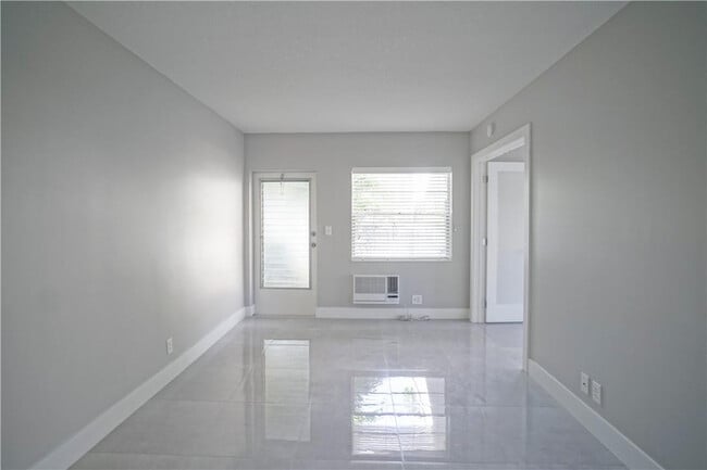 Building Photo - 640 NE 7th Ave