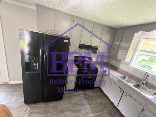 Building Photo - Freshly Updated 3 Bed, 1.5 Bath Home in Cl...