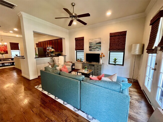 Building Photo - 3255 Maxroy St