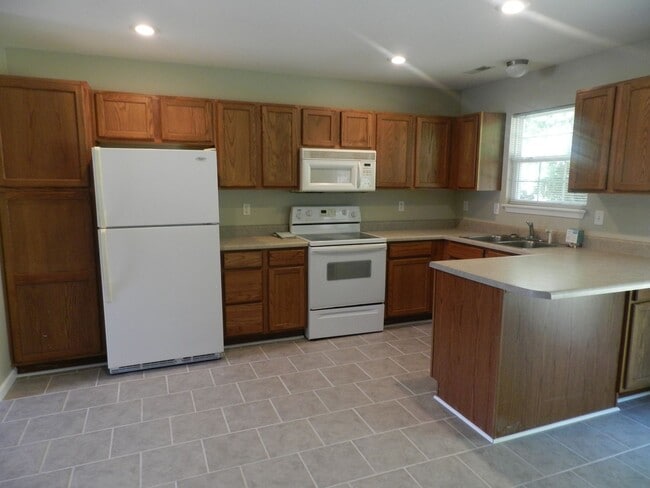 Building Photo - Avaliable April 20th