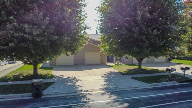 Building Photo - Broadway Drive - Sun Prairie