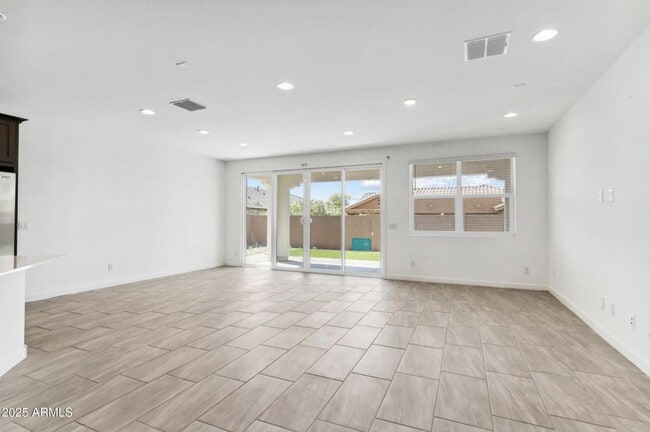 Building Photo - 565 E White Wing Dr