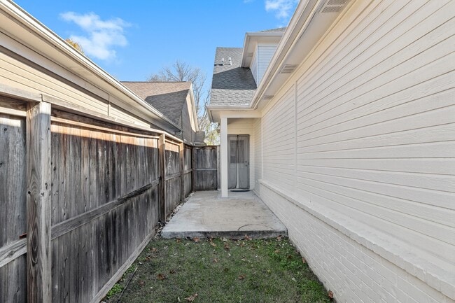 Building Photo - 1323 Island Ridge Dr