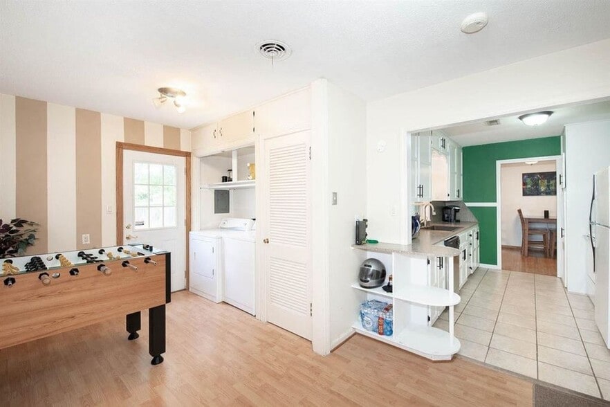 Building Photo - 368 N Hillcrest St