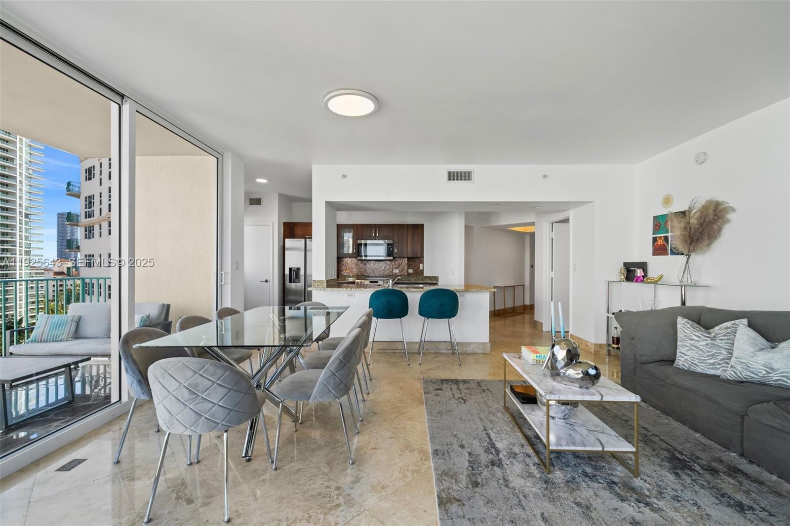 Building Photo - 19900 E Country Club Dr