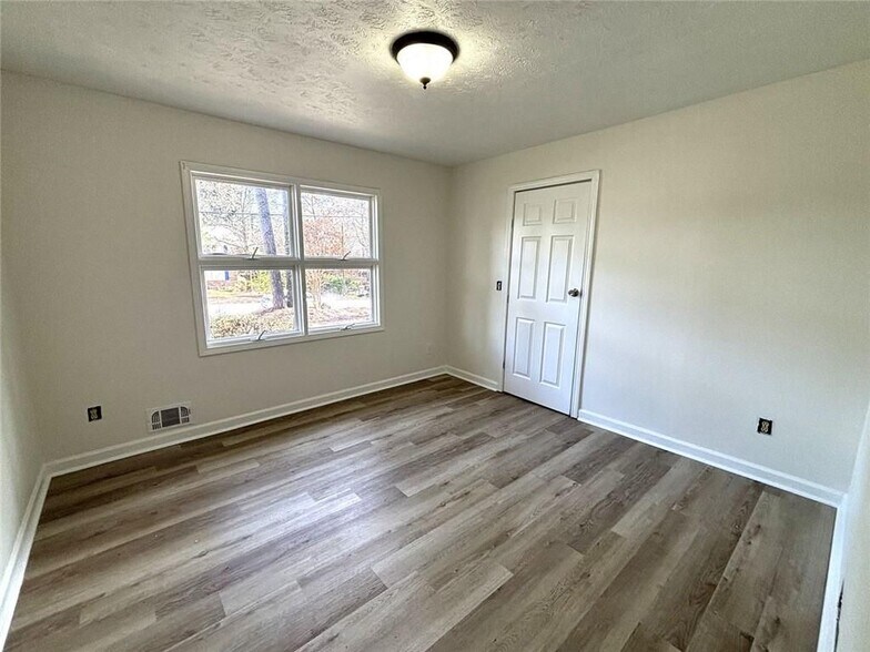 Building Photo - 2305 Eastgate Dr SW