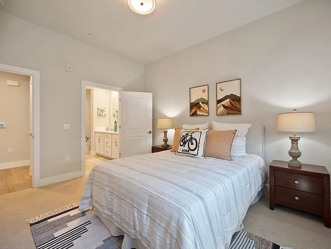 Building Photo - Premier 2/2 Condo in The Cannery